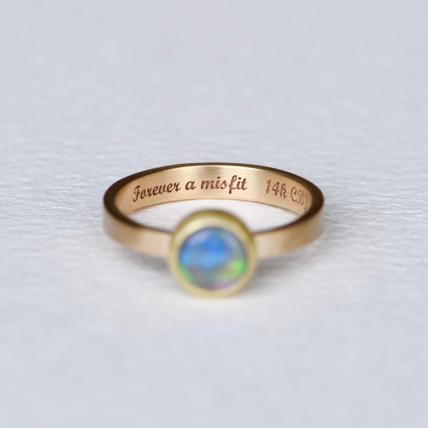FOREVER MISFIT 18K + 14K  LIGHTNING RIDGE OPAL RING SIZE 6