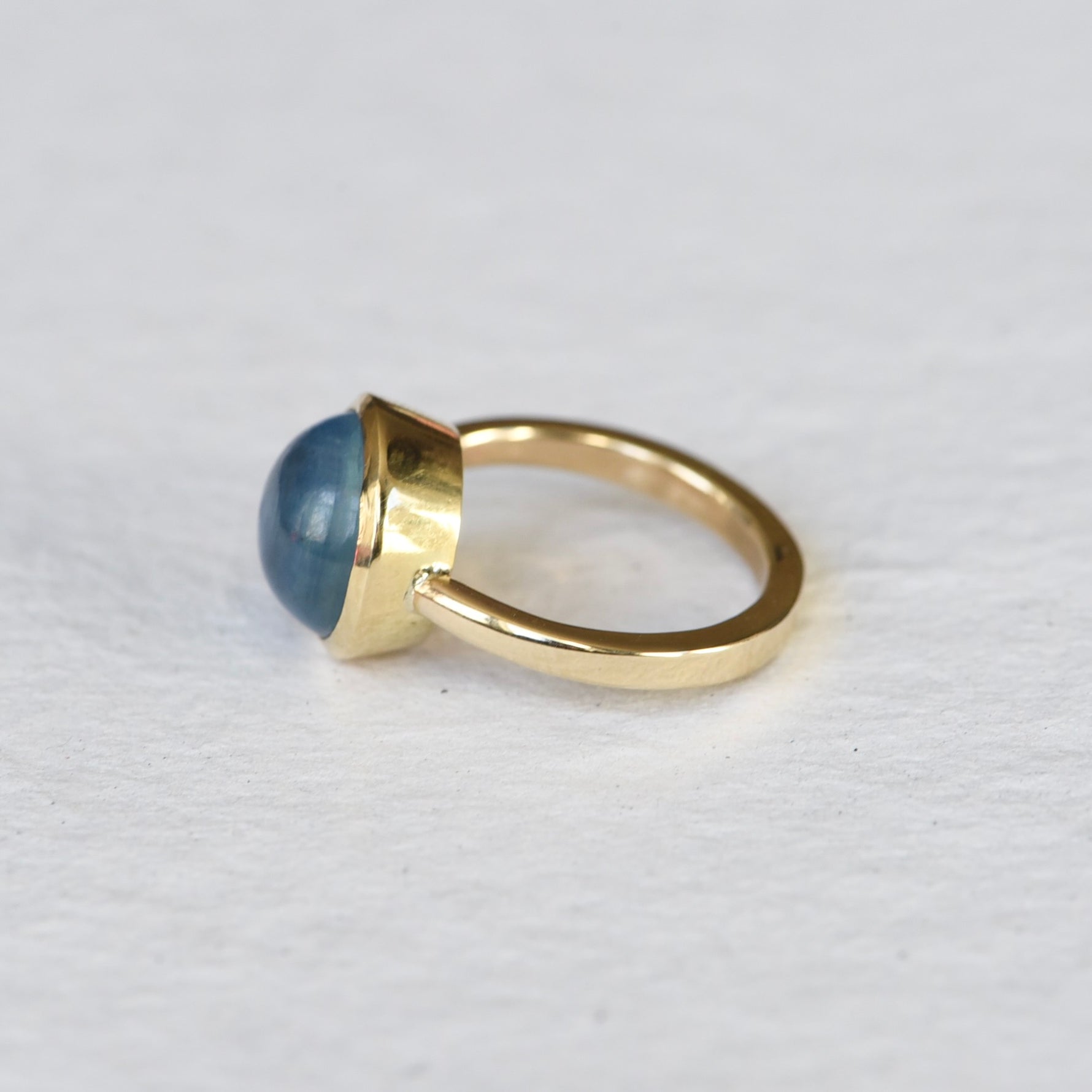 Profile View of Traveler Aquamarine Ring – A side profile of the ring showing the thin 14k gold band and the bezel setting, which securely holds the aquamarine gemstone with clean, smooth edges.