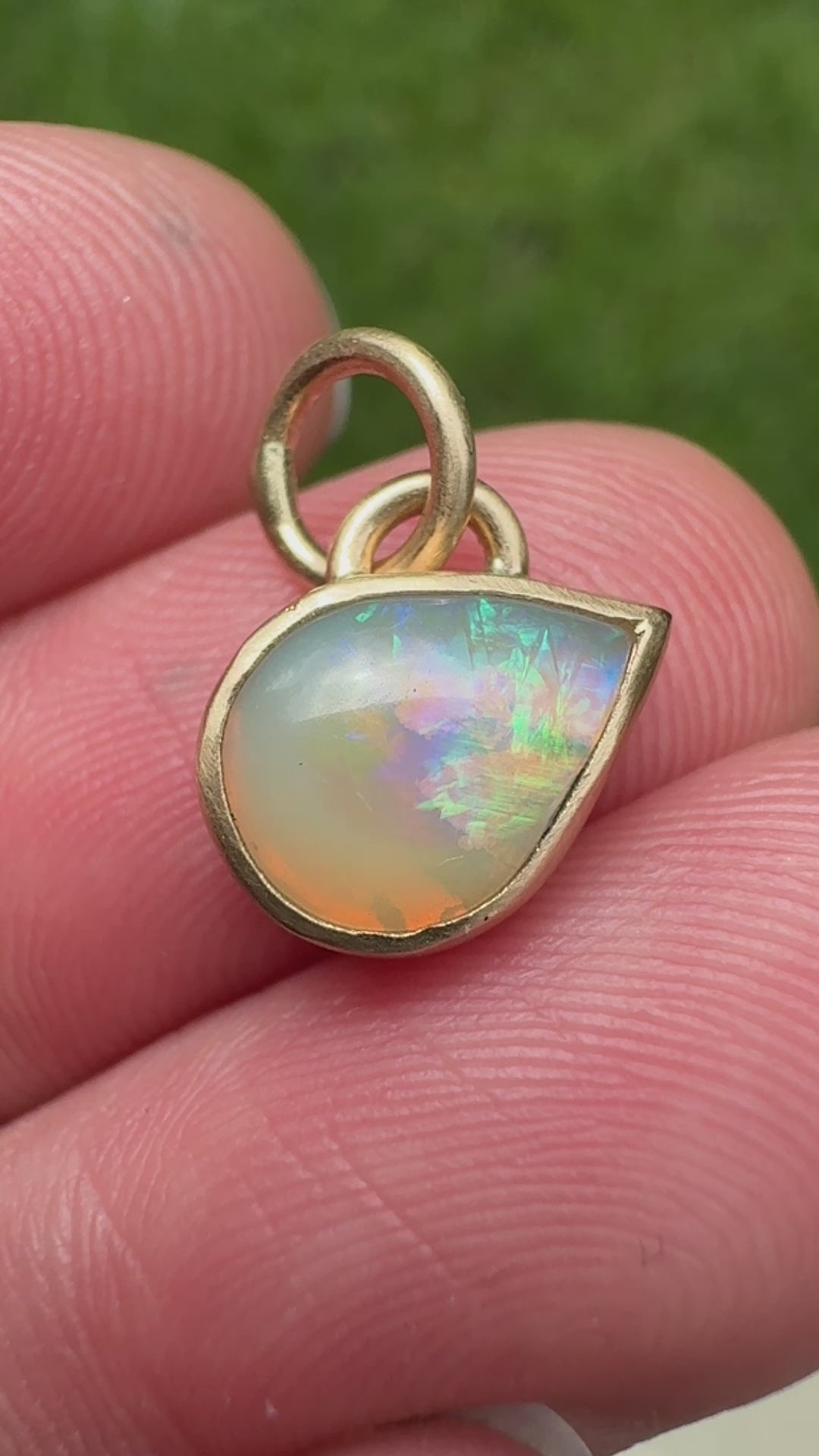 Video showing the opal flash in the charm.